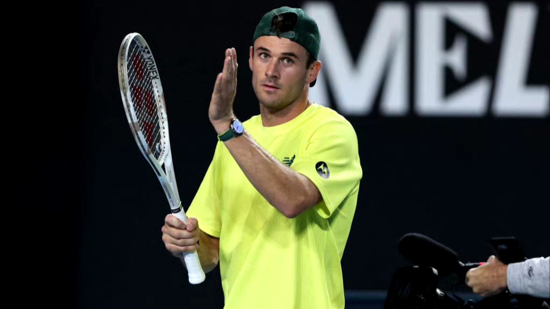 用一记令人 用一记令人